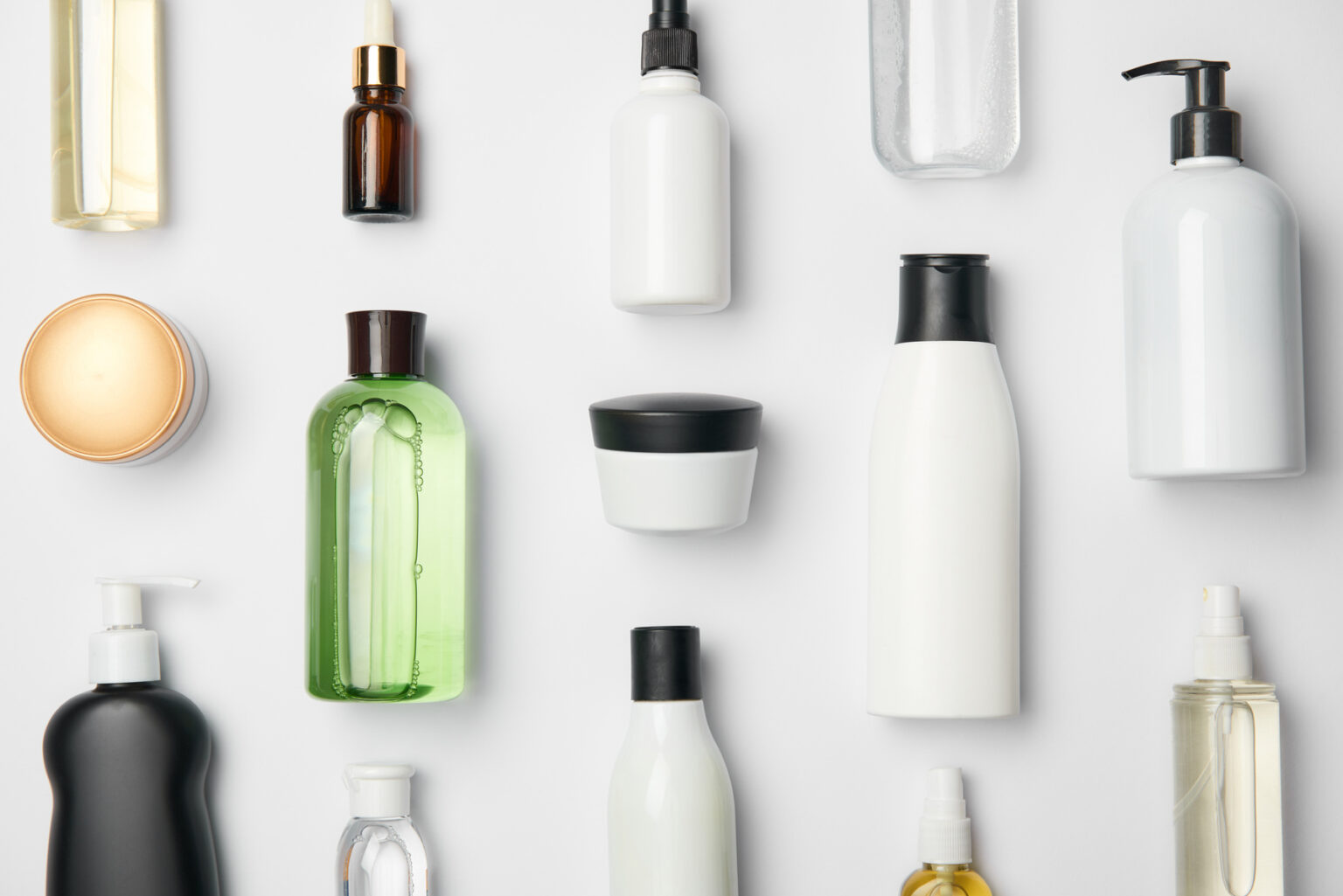 Envases para cosméticos: tarros, frascos, airless y dispensadores en disposición premium