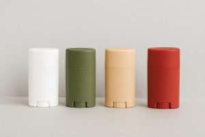 Envases stick cosméticos en colores blanco, verde, kraft y rojo, ideales para fórmulas de cosmética sólida como desodorantes, bálsamos y maquillaje en barra.