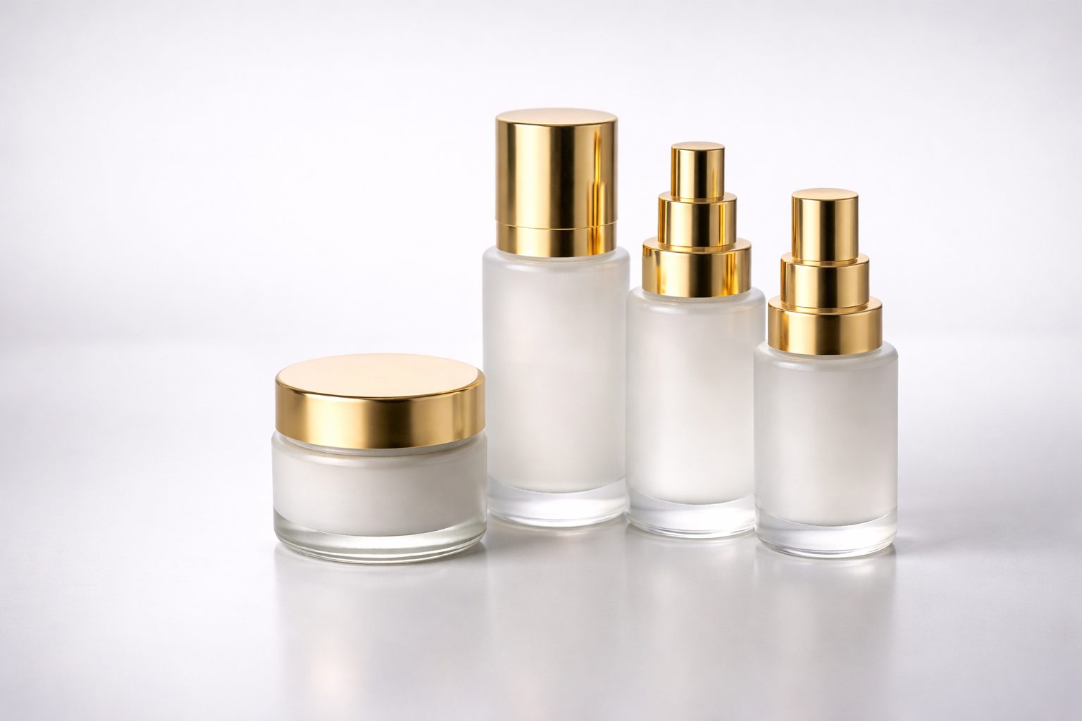 envases cosméticos de vidrio premium con acabado mate y tapas doradas packaging cosmético de lujo