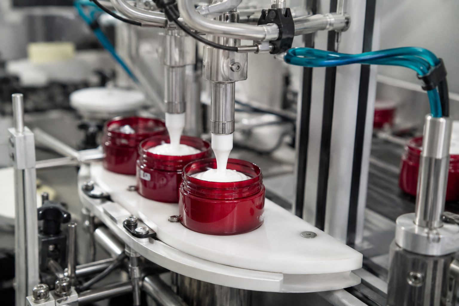 Línea automática de llenado de envases cosméticos durante el proceso de producción