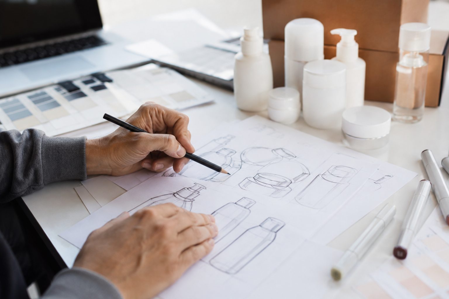 Diseño de envases cosméticos a medida con bocetos, prototipos y muestras para desarrollar packaging exclusivo.