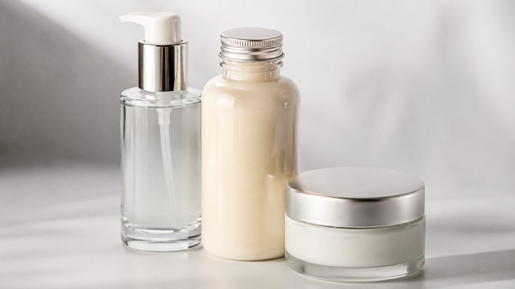 Envases cosméticos con tapón, bomba y tarro para validar el par de apriete y la estanqueidad.